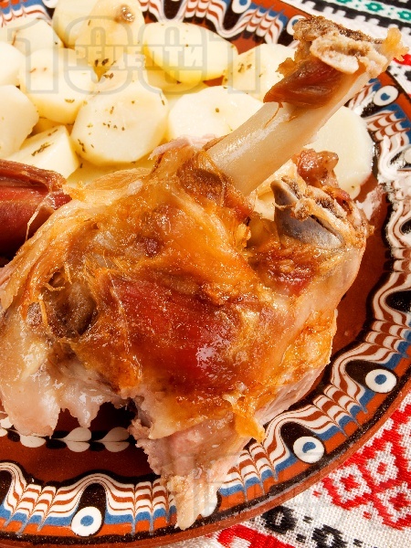 Печено ярешко бутче на порции с мед, горчица и картофи на фурна - снимка на рецептата